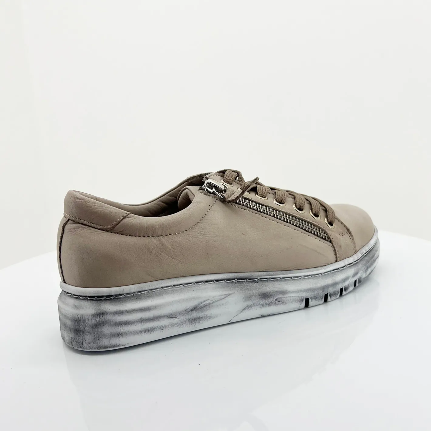 Rilassare Dark Stone Tatter Leather Sneaker - RS3 Online